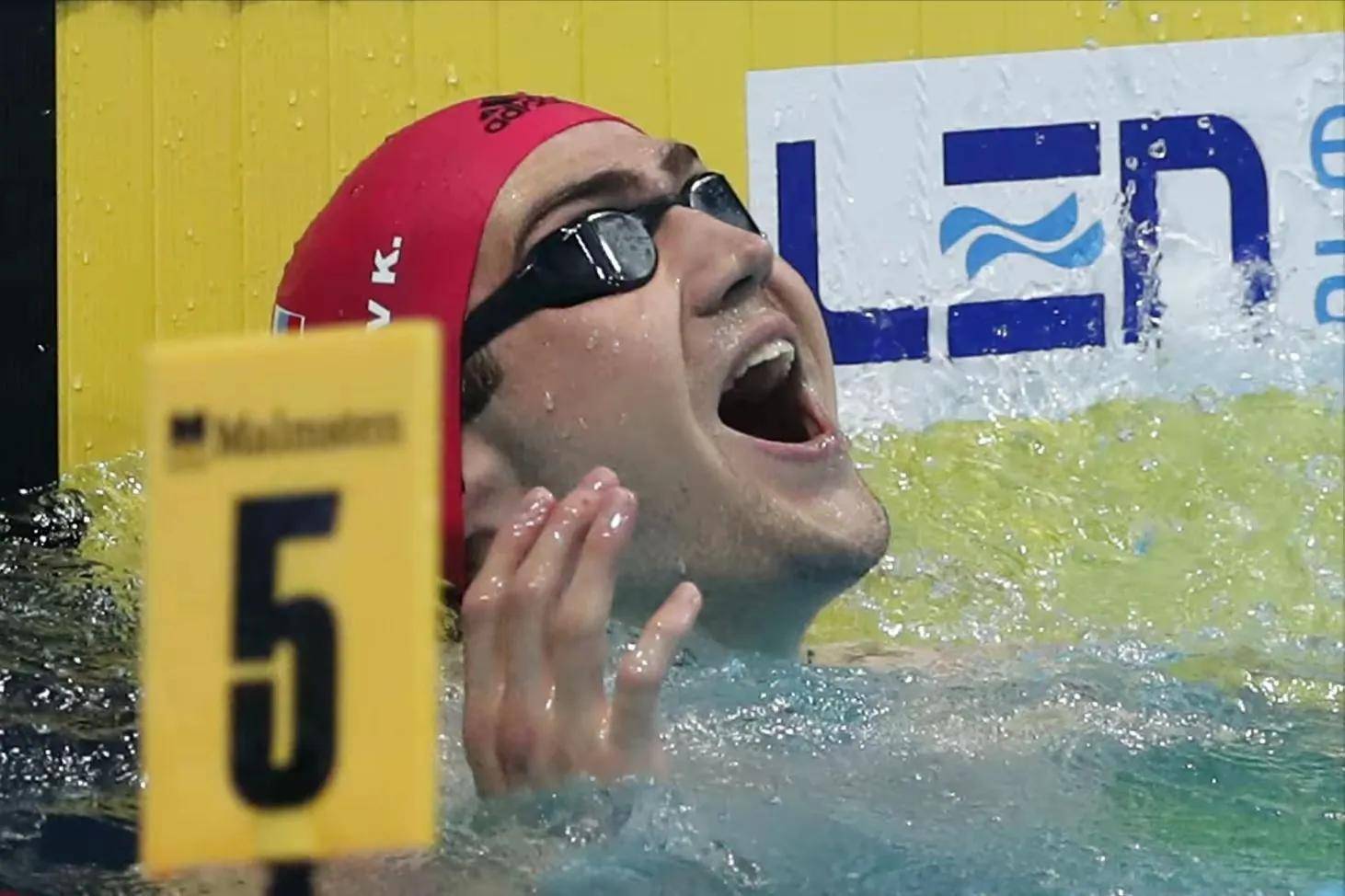 乌克兰选手在游泳比赛中刷新纪录,备受瞩目 乌克兰选手在游泳比赛中刷新纪录,备受瞩目